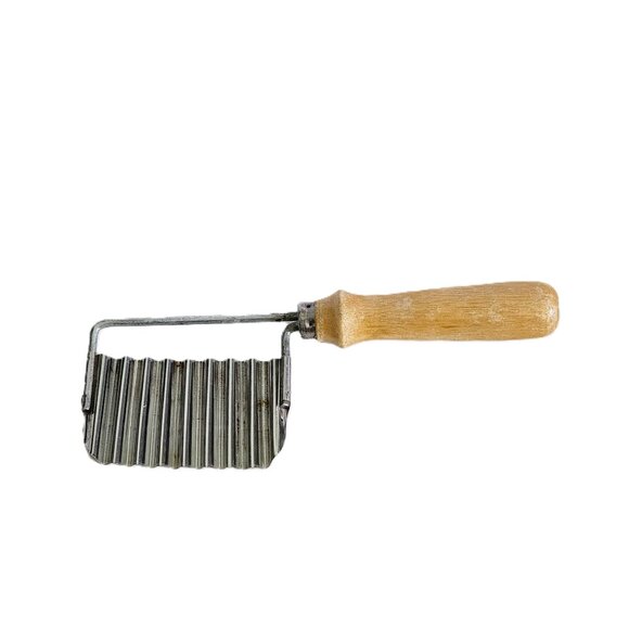 Antique Vintage Vegitable Crinkle Cutter with Wood Handle - Picture 3 of 3